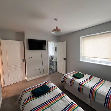 Whyte, Modern 3 Bed House With Garden, Sleeps 9, Free Parking, Sittingbourne City Centre, Kent Exteriör bild