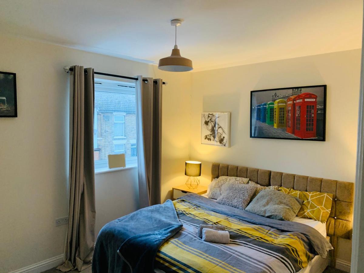 Whyte, Modern 3 Bed House With Garden, Sleeps 9, Free Parking, Sittingbourne City Centre, Kent Exteriör bild