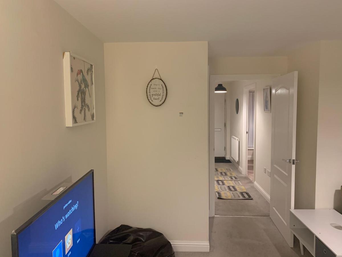 Whyte, Modern 3 Bed House With Garden, Sleeps 9, Free Parking, Sittingbourne City Centre, Kent Exteriör bild
