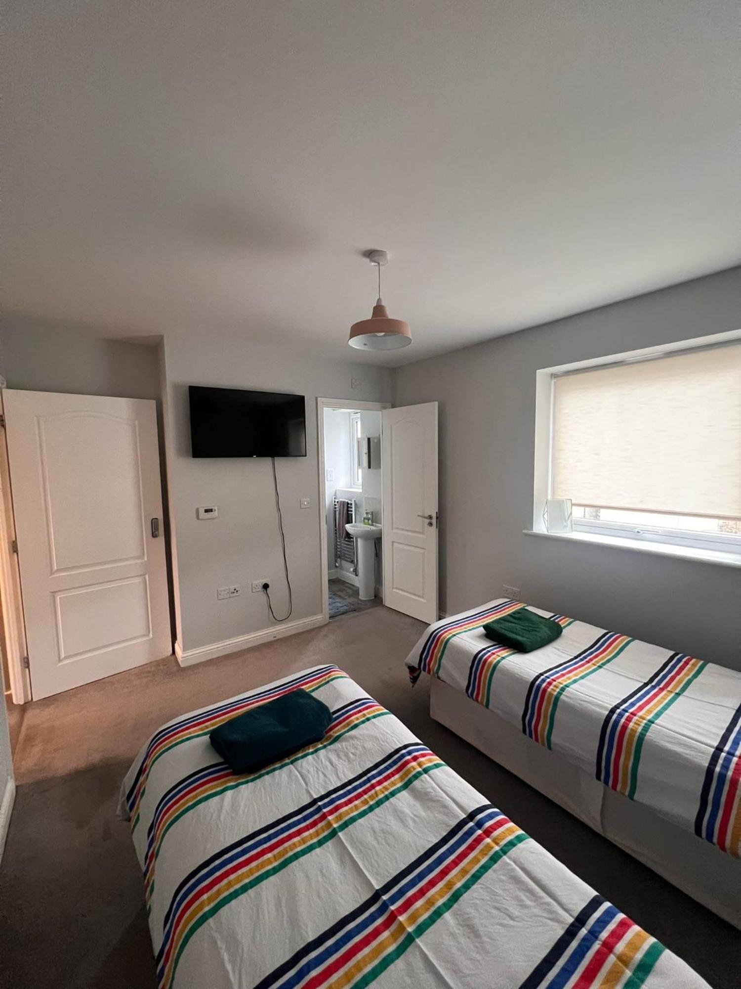 Whyte, Modern 3 Bed House With Garden, Sleeps 9, Free Parking, Sittingbourne City Centre, Kent Exteriör bild