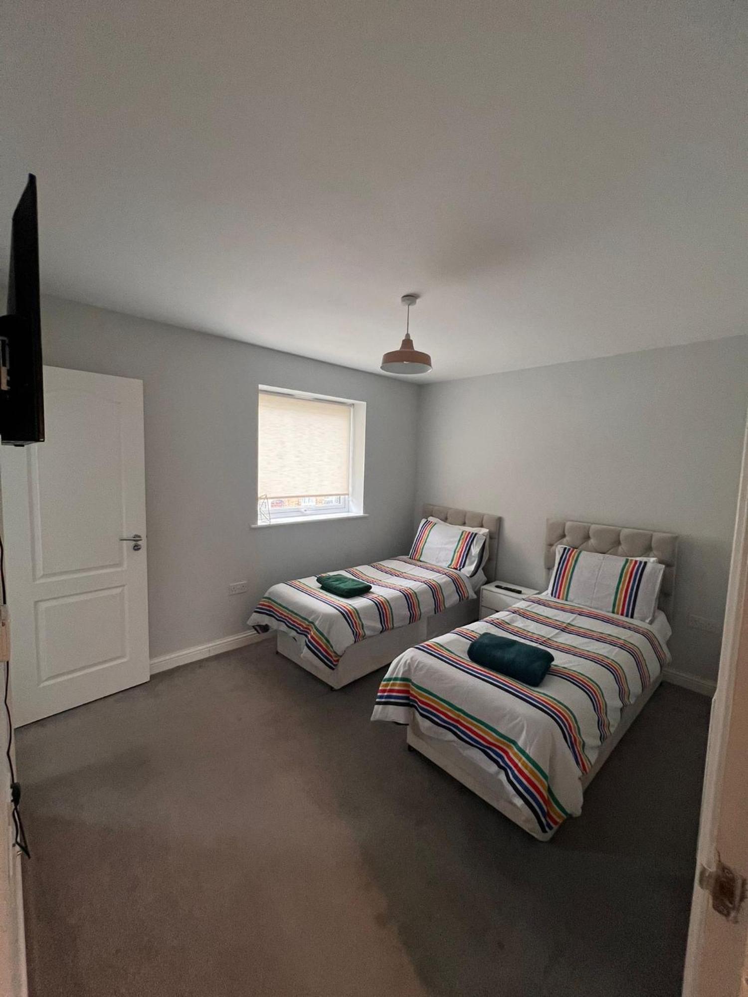 Whyte, Modern 3 Bed House With Garden, Sleeps 9, Free Parking, Sittingbourne City Centre, Kent Exteriör bild