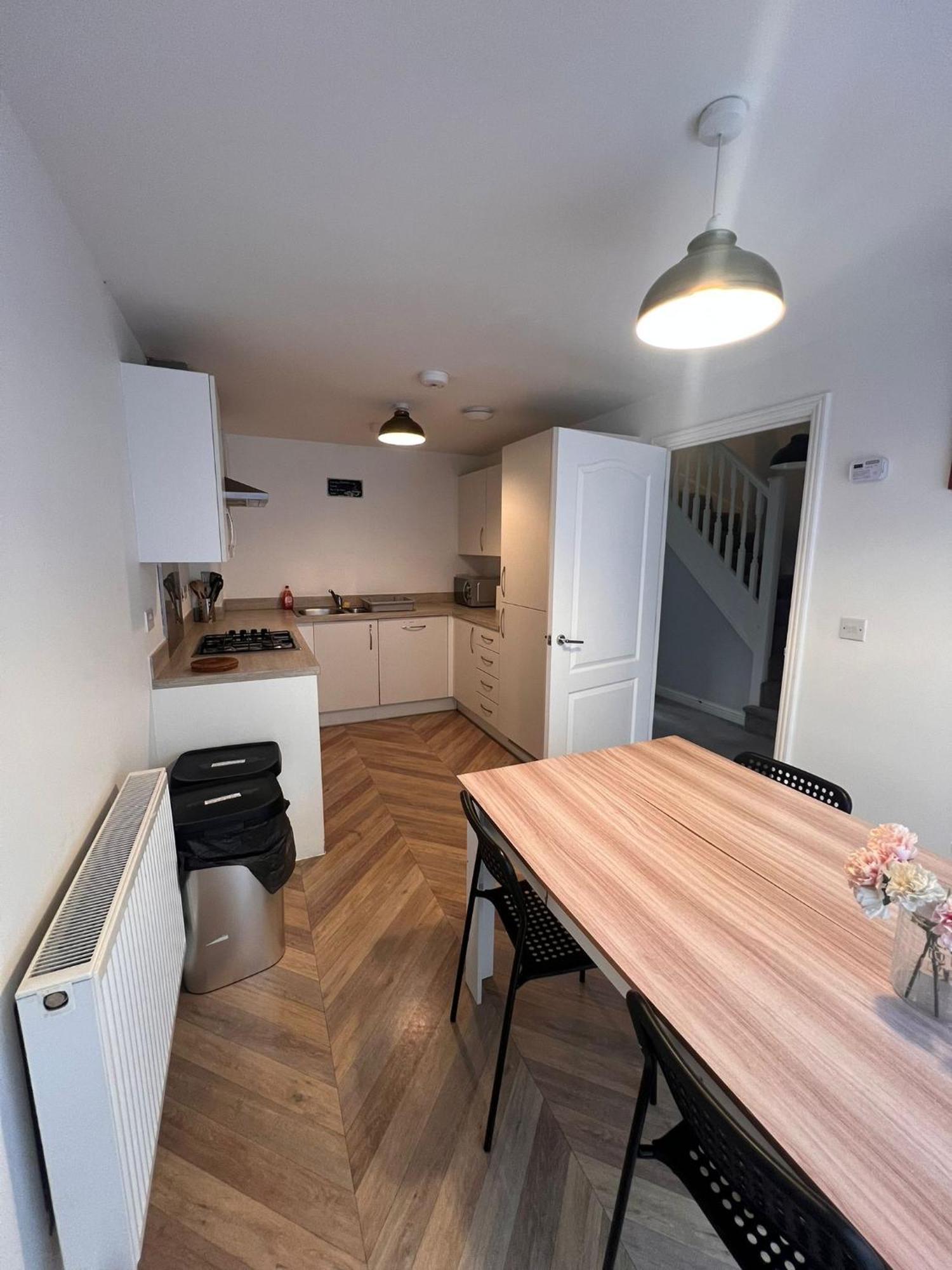 Whyte, Modern 3 Bed House With Garden, Sleeps 9, Free Parking, Sittingbourne City Centre, Kent Exteriör bild